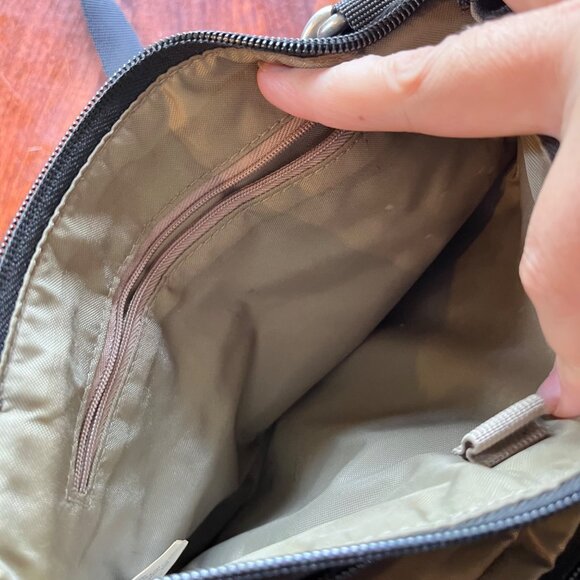 Baggallini Black Nylon‎ Crossbody Bag With Multiple Pockets & Adjustable Strap - Picture 4 of 7